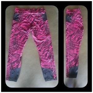 NYandCompany: Stylish  Sporty Capri Leggings